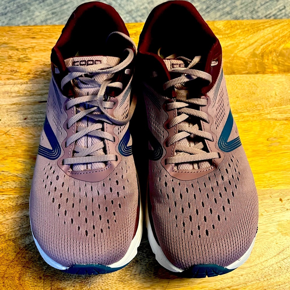 Topo Athletic magnify zero drop womens size 9